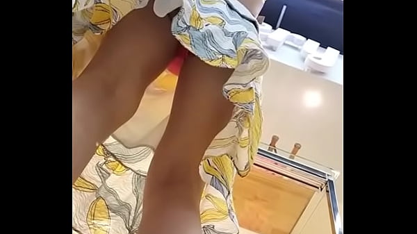 2 người Việt Nam trong trung tâm thương mại