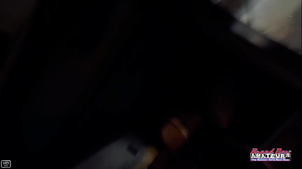 Brunette hottie coed Scarlett Foxx Deepthroats một con cặc cứng và bị đập!