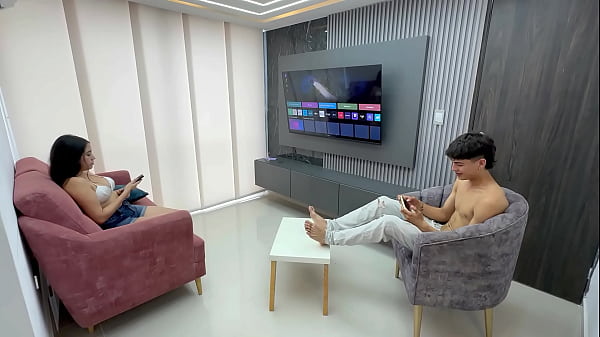 Anh ấy rất thích đến thăm cha dượng của tôi đến cô ấy là người mẹ kế Latin nhỏ bé của tôi, tận dụng lợi thế khi mọi người ngủ để vào phòng tôi và đặt con cặc to lớn và giàu có của tôi cho âm hộ chặt chẽ của họ.