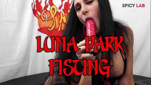 Luna Thủ dâm đen tối và nắm đấm