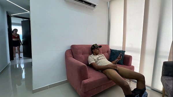 Tôi không biết rằng ớt đỏ Latina của tôi ở nhà, khi cô ấy thấy tôi thủ dâm, cô ấy bị sừng và bảo tôi đặt con cặc to lớn và giàu có của tôi cho cái mông chặt chẽ của cô ấy.